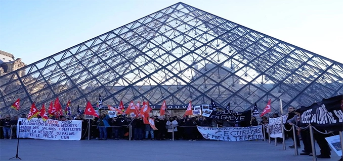 Museum Louvre Mogok Ratusan Turis Mengantre Berjam-jam