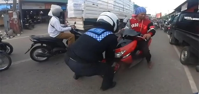 Polantas Angkat Ban Pemotor Ngeyel Lawan Arah di Cibinong