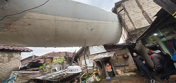 Puting Beliung Kemang Bogor Sayap Pesawat Timpa Rumah
