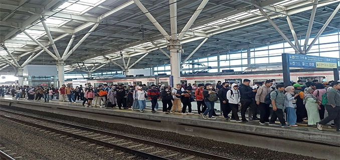 Rutinitas Pejuang KRL Hidup Selaras Jam Keberangkatan Kereta