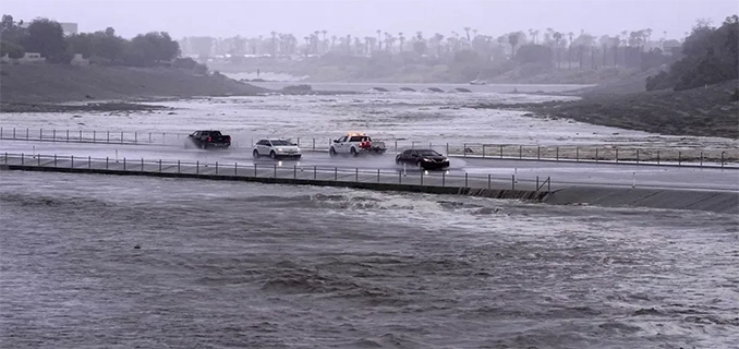 Sungai Atmosfer Hantam Los Angeles Hujan Deras Tutup Jalan Tol