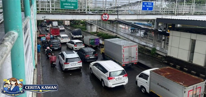 Jalan Daan Mogot Masih Tergenang Lalu Lintas Tersendat