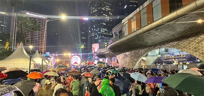 Meski Hujan Warga Tetap Padati Bundaran HI Sambut 2026
