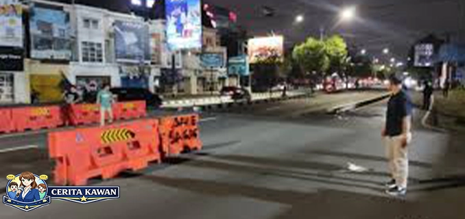 Aksi Massa Blokir Jalan Depan Mapolda DIY