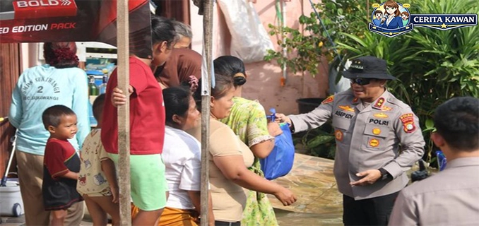 Kapolda Metro Bantu Sembako Warga Terdampak Banjir
