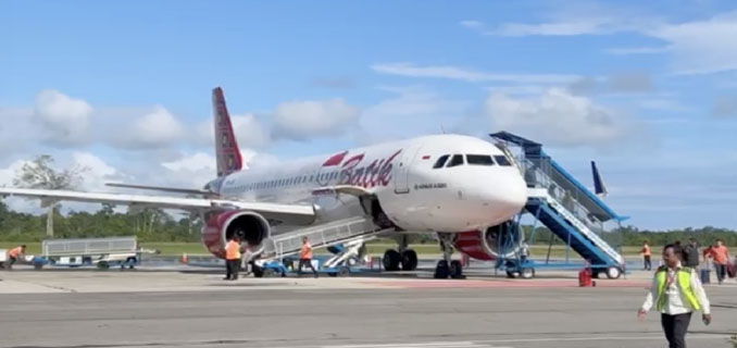 Sejarah Baru, Batik Air Mendarat Perdana di Bandara Douw Aturure